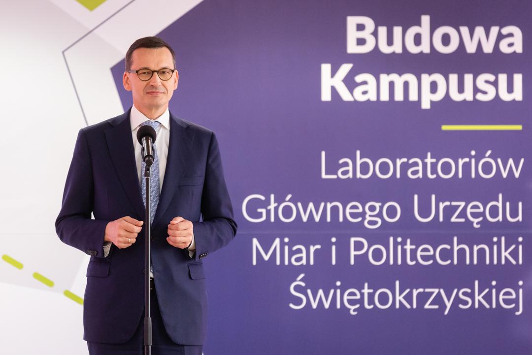Premier Mateusz Morawiecki podczas przemówienia.