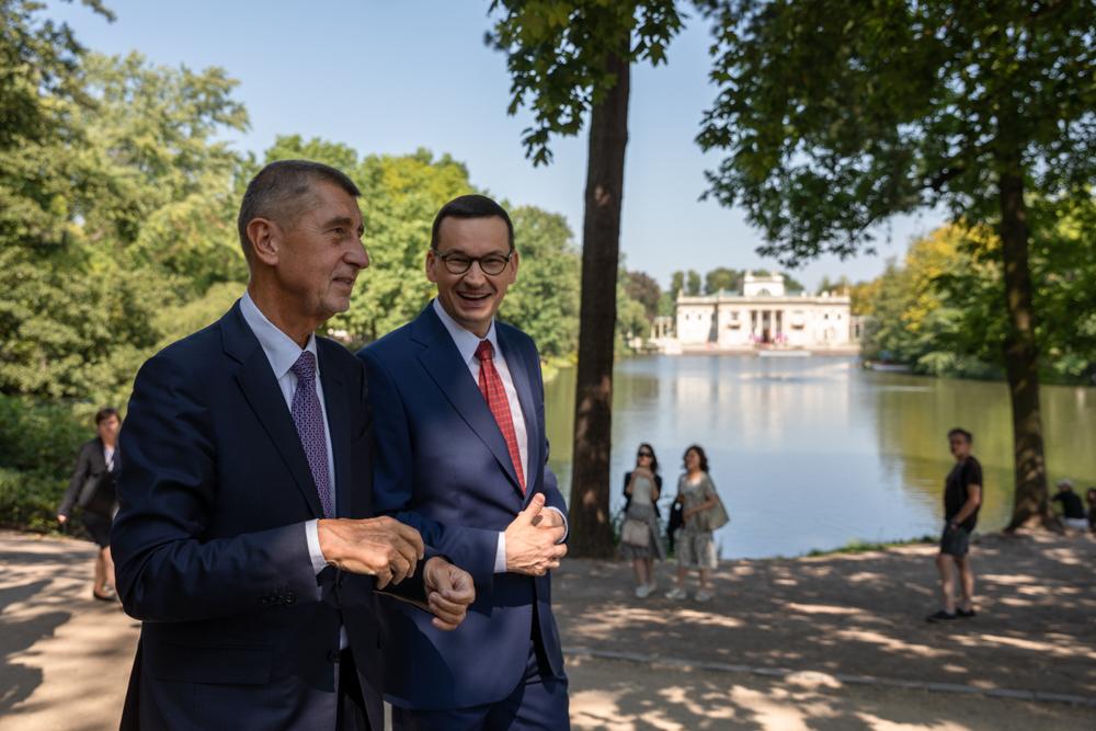Premier Mateusz Morawiecki i premier Andrej Babis spacerują po Łazienkach Królewskich.