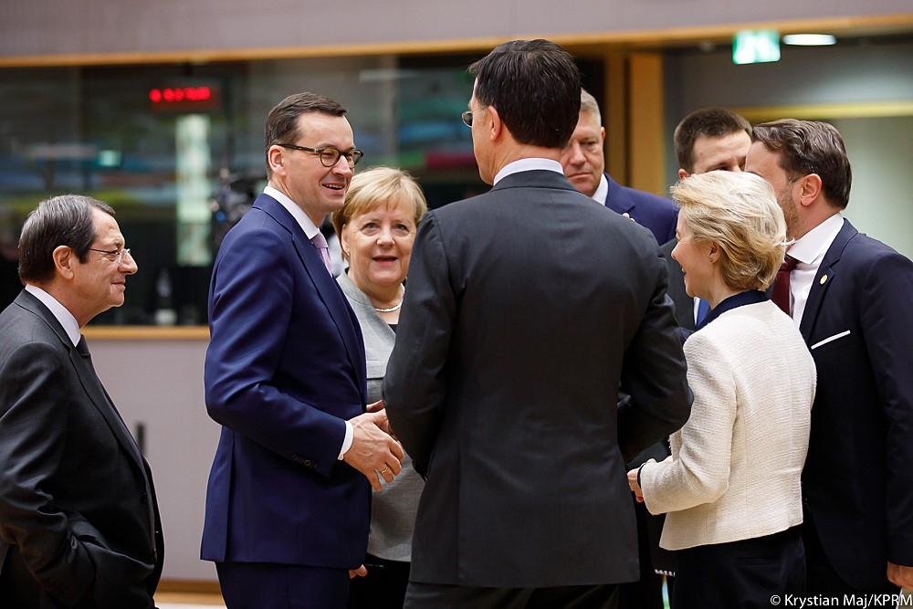 Premierzy przed rozpoczęciem sesji roboczej.