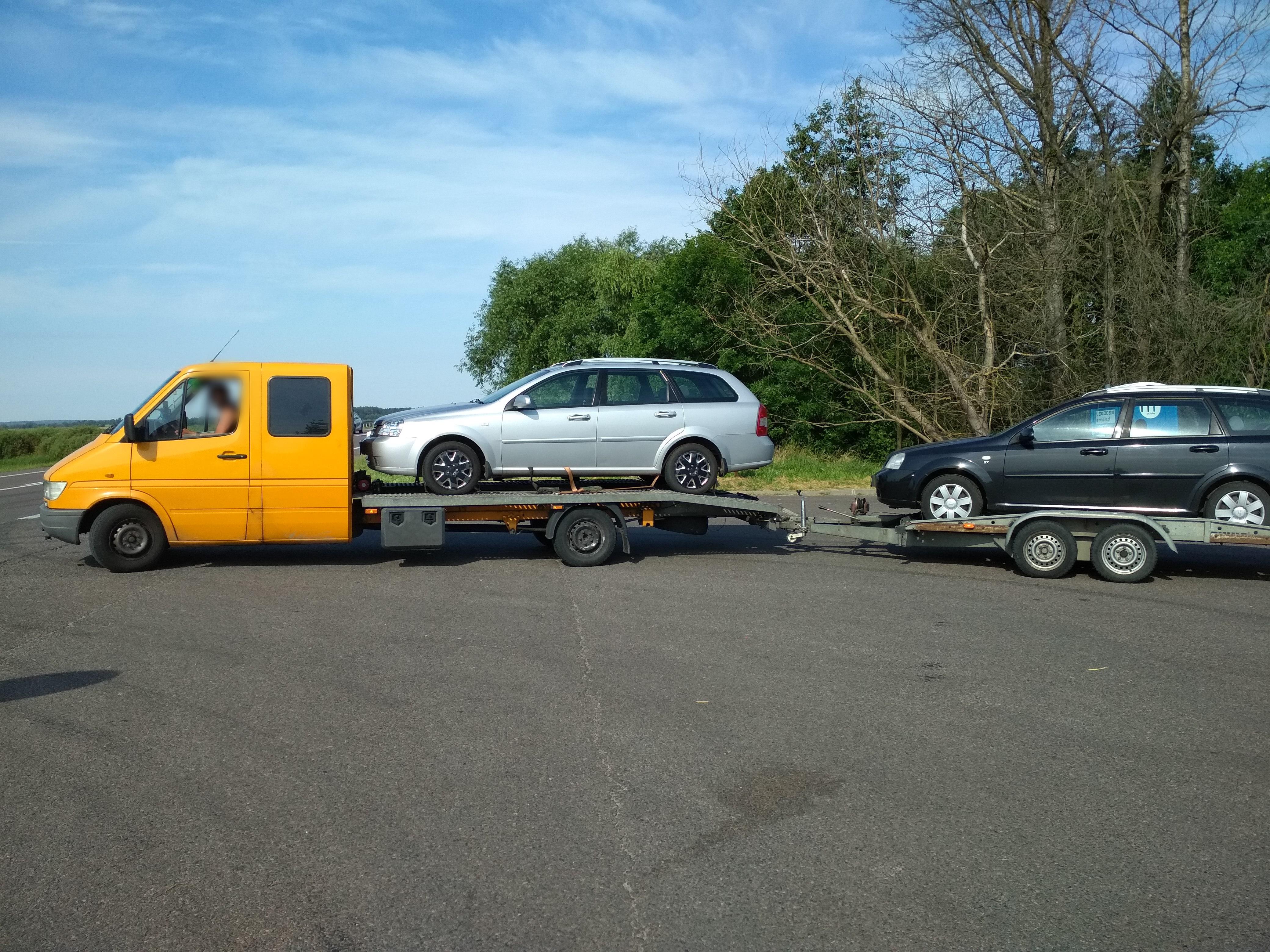 Zatrzymany bus z przyczepą.