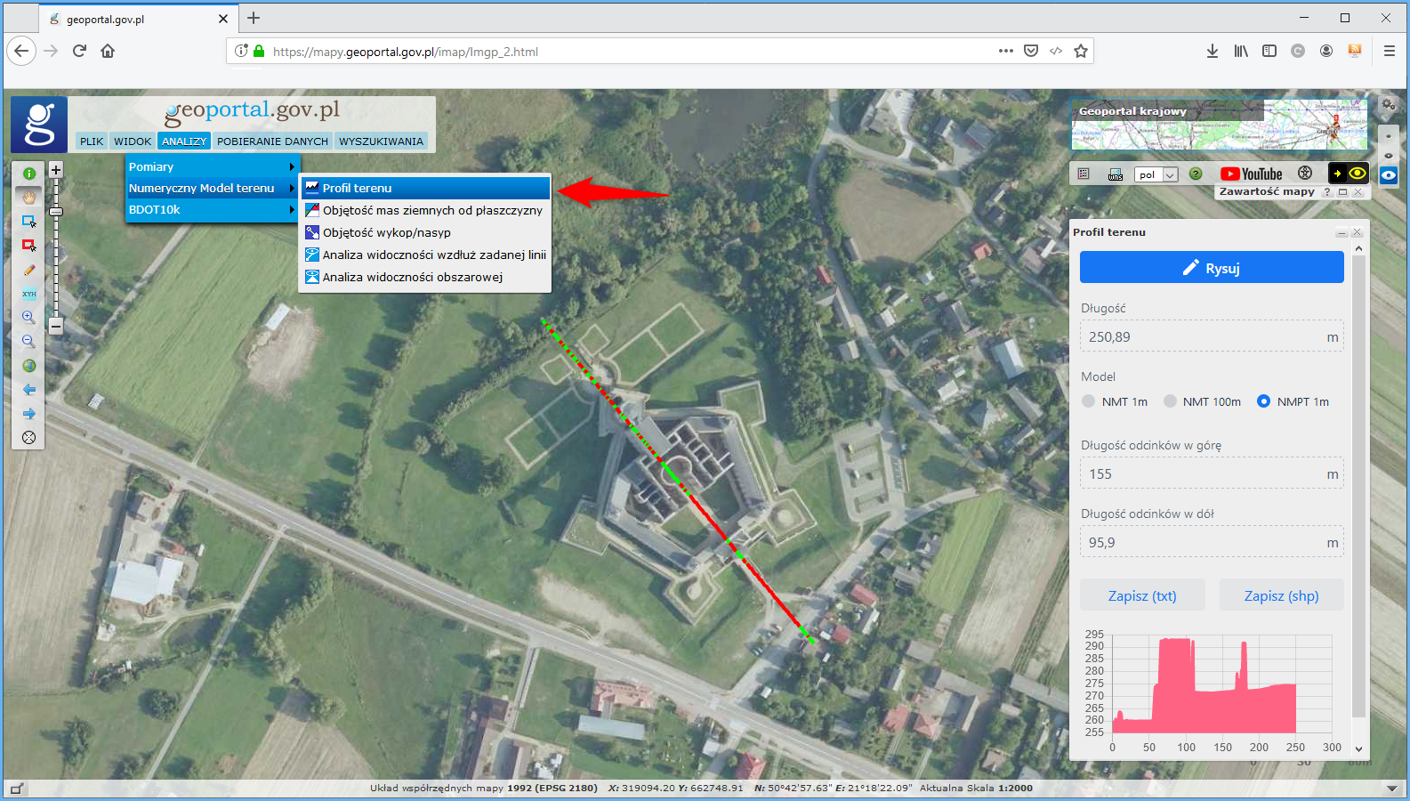 Ilustracja przedstawia zrzut ekranu z serwisu www.geoportal.gov.pl z zaznaczoną lokalzacją narzędzia "Profil terenu", w którym dodano nową funkcjonalność - możliwość generowania profilu terenu na bazie danych NMPT. Dla zobrazowania działania narzędzia została narysowana linia wzdłuż obiektu budowlanego oraz zaprezentowano wyniki analizy.