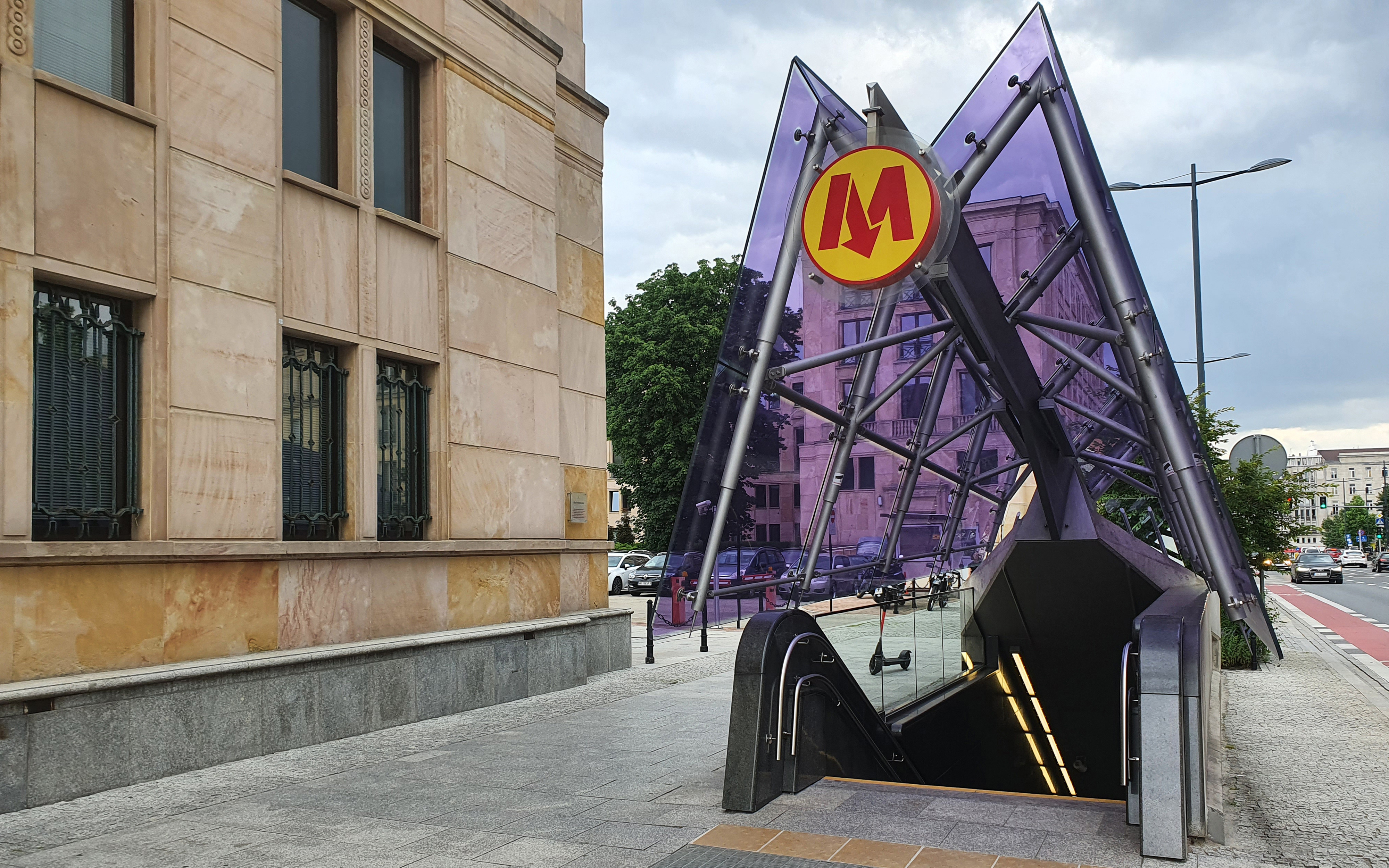 Wejście do stacji metra przy gmachu Ministerstwa Finansów na ul. Świętokrzyskiej 12 w Warszawie