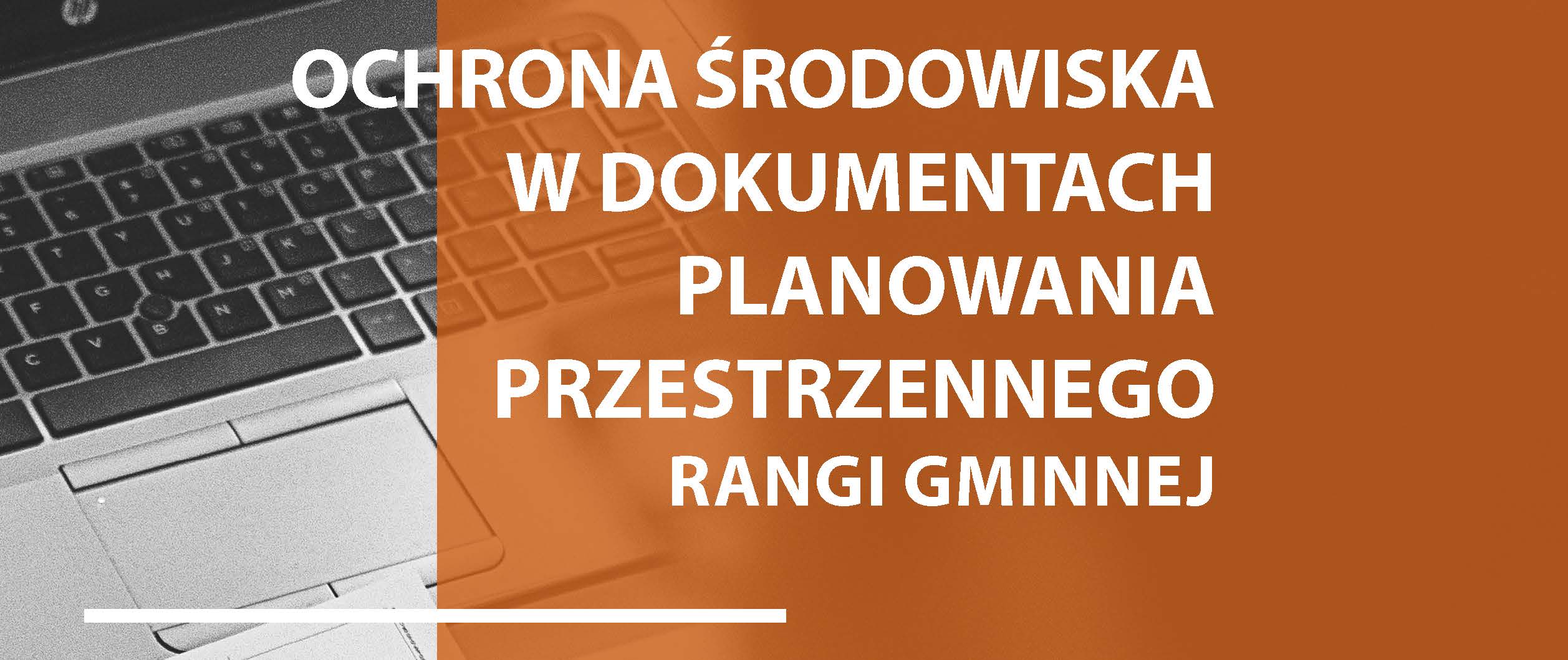 po lewej stronie klawiatura laptopa i touchpad, po prawej stronie na pomarańczowym tle napis Ochrona środowiska w dokumentach planowania przestrzennego rangi gminnej