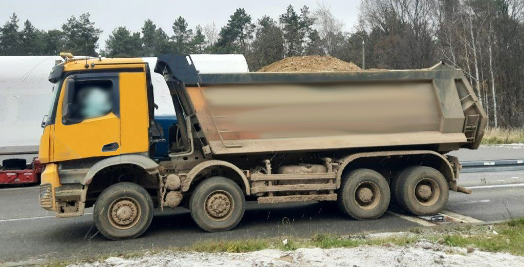Ciężarówka z piachem była za ciężka aż o kilkanaście ton
