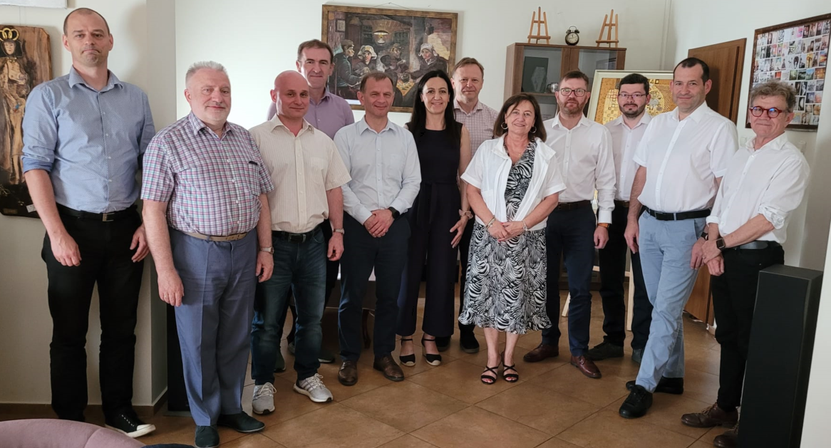 Zdjęcie przedstawia p.o. GGK Alicję Kulkę z członkami konwentu dziekanów wydziałów geodezji