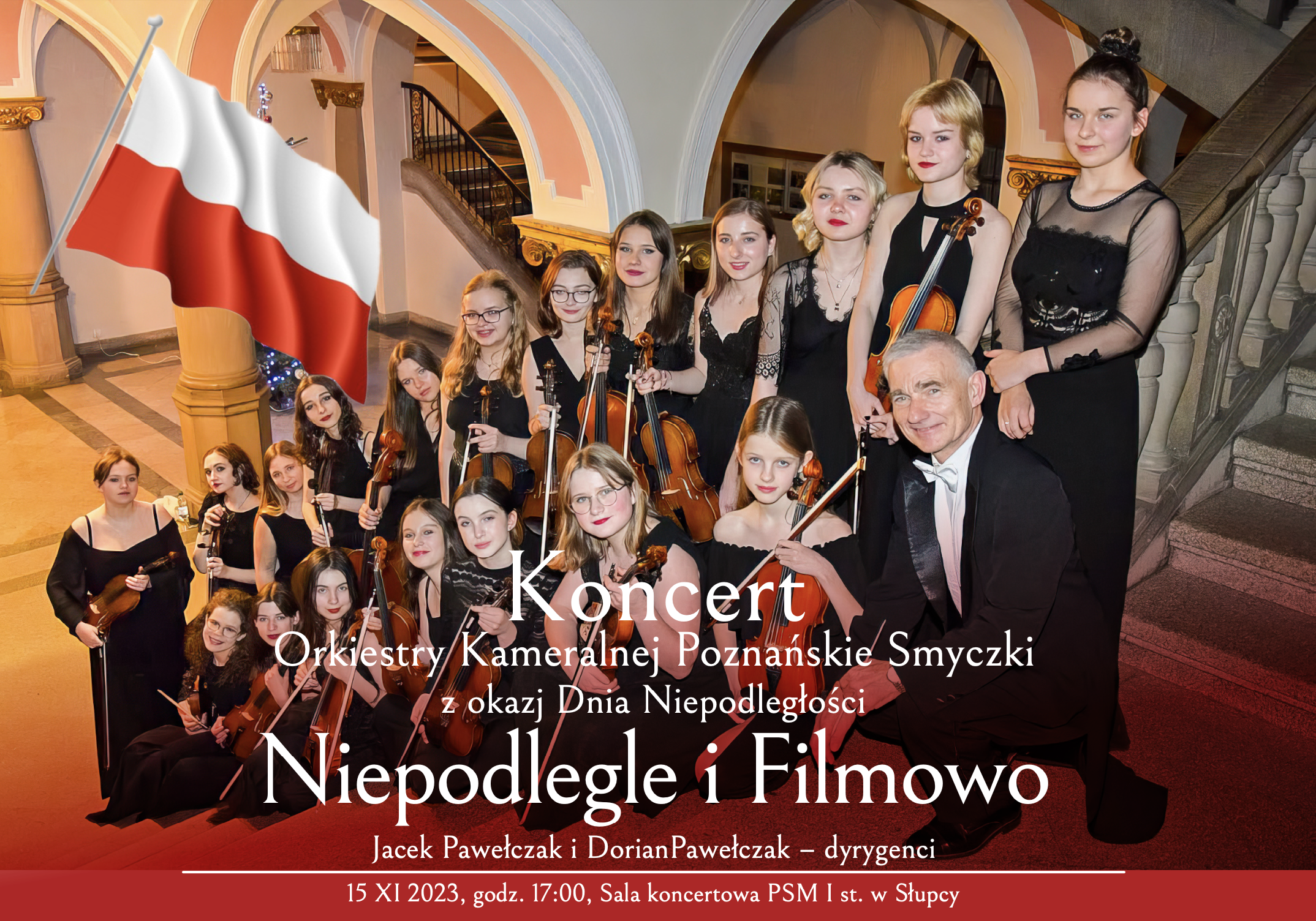 informacje o koncercie, kilkunastoosobowa grupa muzyków z instrumentami smyczkowymi stojąca na schodach w galowych strojach, w tle schody i wnętrze zabytkowej sali 