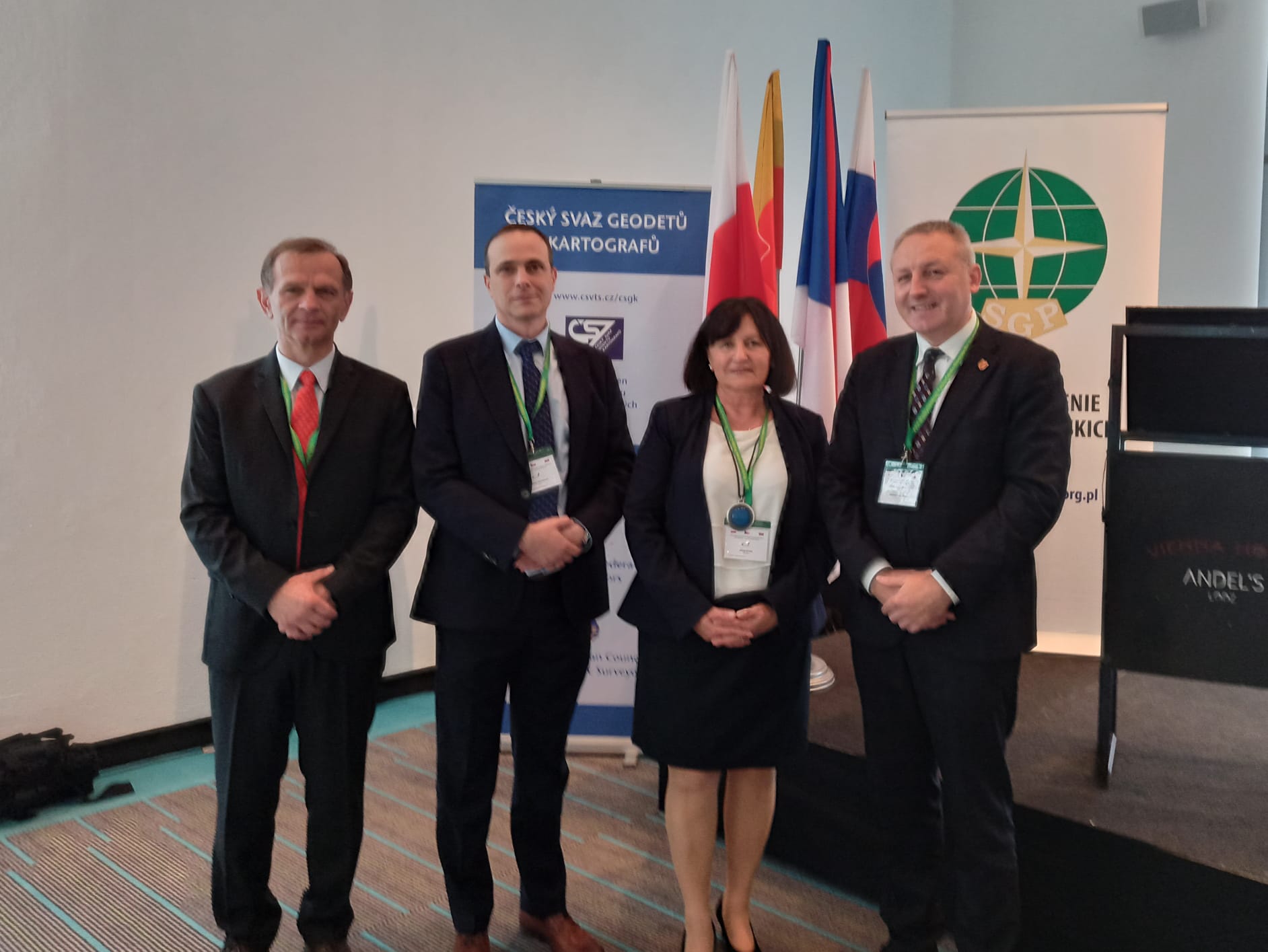 Zdj.4. Na zdjęciu Alicja Kulka, p.o. Główny Geodeta Kraju z Marszałkiem Województwa Łódzkiego Andrzejem Gorczyński, Prezesem SGP Januszem Walo i Geodetą Województwa Łódzkiego Andrzejem Dziubińskim.