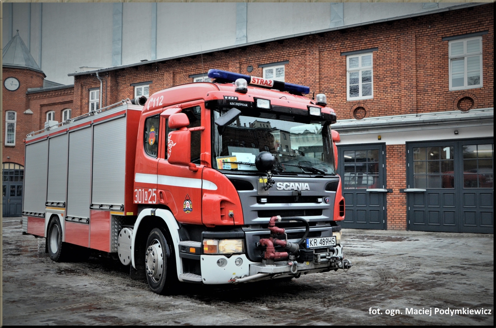  Zdjęcie przedstawia widok samochodu na tle garaży JRG 1