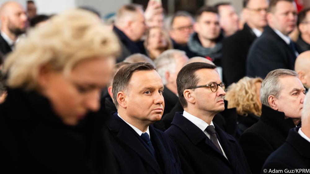 Premier Mateusz Morawiecki i prezydent Andrzej Duda podczas ceremonii pogrzebowej.