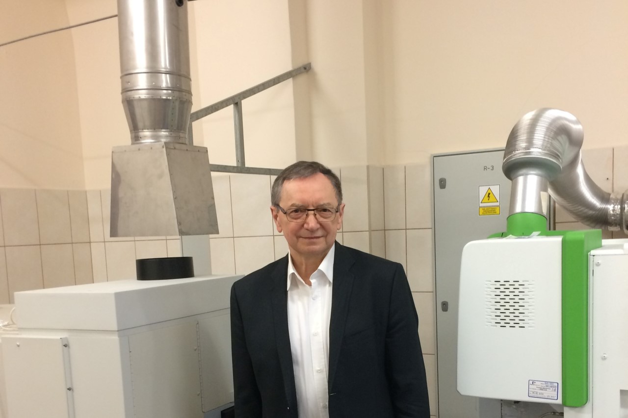 Laboratorium analizy instrumentalnej. Prof. dr hab. Antoni W. Morawski na tle spektrometrów emisji atomowej ze wzbudzeniem plazmowym (ICP-AES)