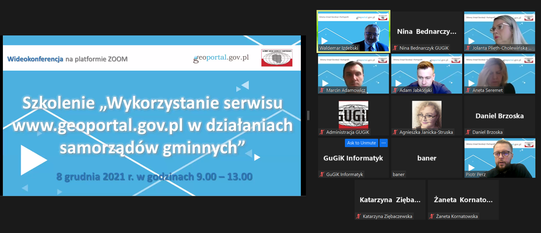 Ilustracja przedstawia zrzut ekranu ze szkolenia, na którym widać planszę z tytułem szkolenia oraz prowadzących szkolenie 