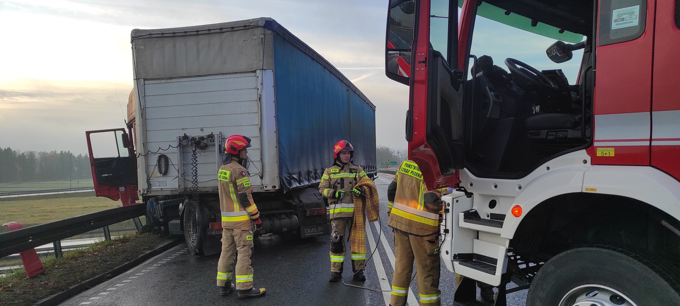 Ciężarówka uderzyła w barierę ochronną – węzeł drogowy Braniewo Południe