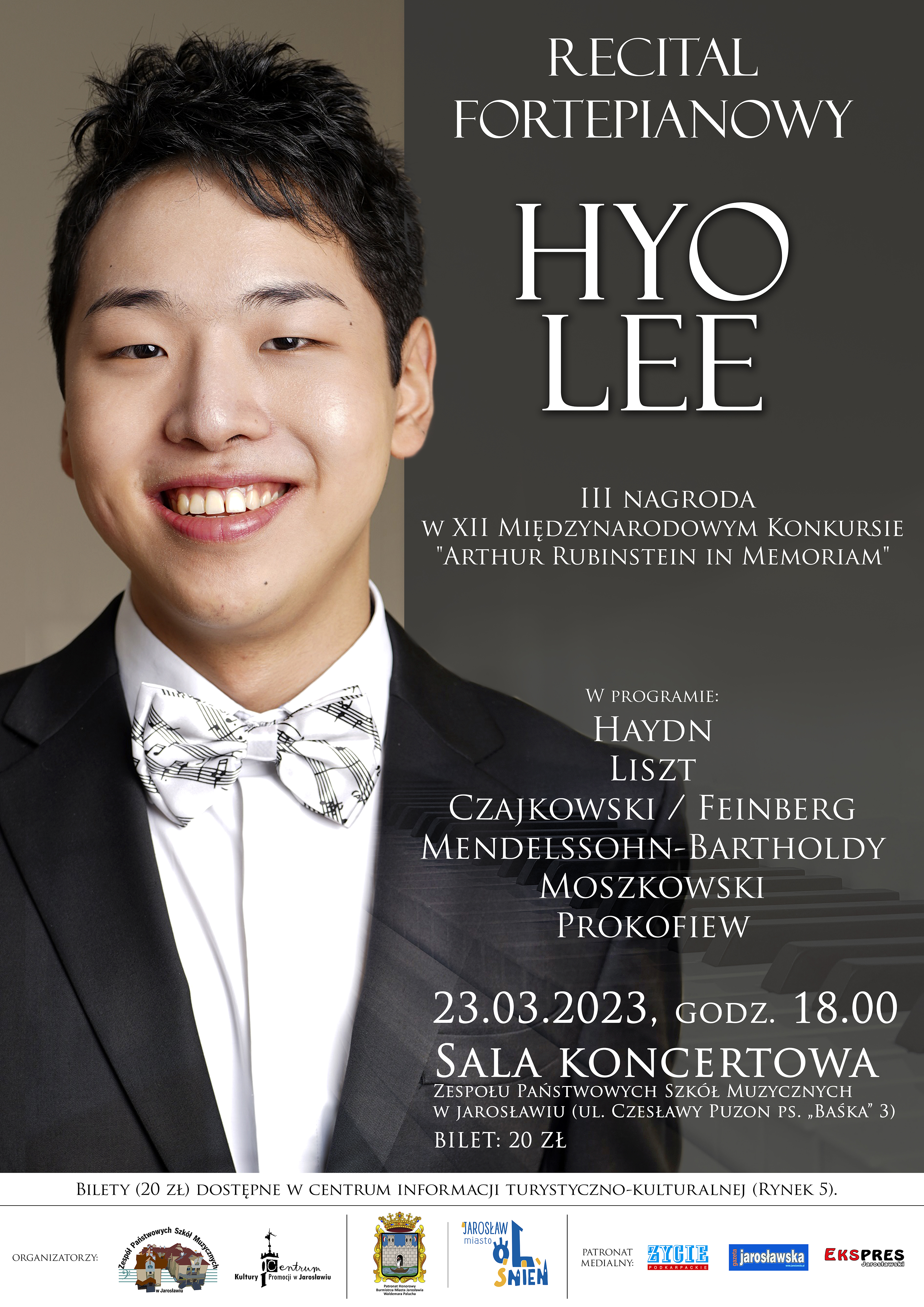 Plakat reklamowy, podzielony w pionie na dwie części. Po lewej stronie na beżowym tle zdjęcie artysty, po prawej na szarym tle dużymi białymi literami: RECITAL FORTEPIANOWY HYO LEE, III Nagroda w XII Międzynarodowym Konkursie "Arthur Rubinstein in Memeoriam" poniżej: W PROGRAMIE: Haydn, Liszt, Czajkowski-Feinberg, Mendelssohn-Bartholdy, Moszkowski, Prokofiew, poniżej: 23.03.2023, godz. 18.00, Sala Koncertowa ZPSM w Jarosławiu (ul. Czesławy Puzon ps. "Baśka" 3) BILET: 20 zł. Na samym dole plakatu na białym pasku umieszczony poziomo logotypy organizatorów: ZPSM im. F. Chopina w Jarosławiu, CKiP w Jarosławiu, Burmistrza Miasta Jarosłąwia, Jarosław Miasto Olśnień oraz logotypy patronatu medialnego: Życie Przemyskie, Gazeta Jarosławska, Ekspress Jarosławski 