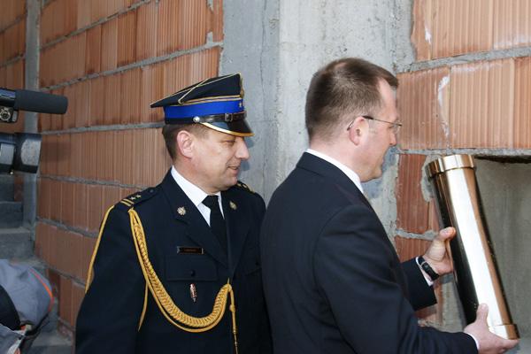 Wmurowania aktu erekcyjnego dokonuje wiceminister spraw wewnętrznych i administracji Antoni Podolski, towarzyszy mu Komendant Miejski PSP bryg. Janusz Basiaga. Wmurowywany akt jest w metalowym walcu.