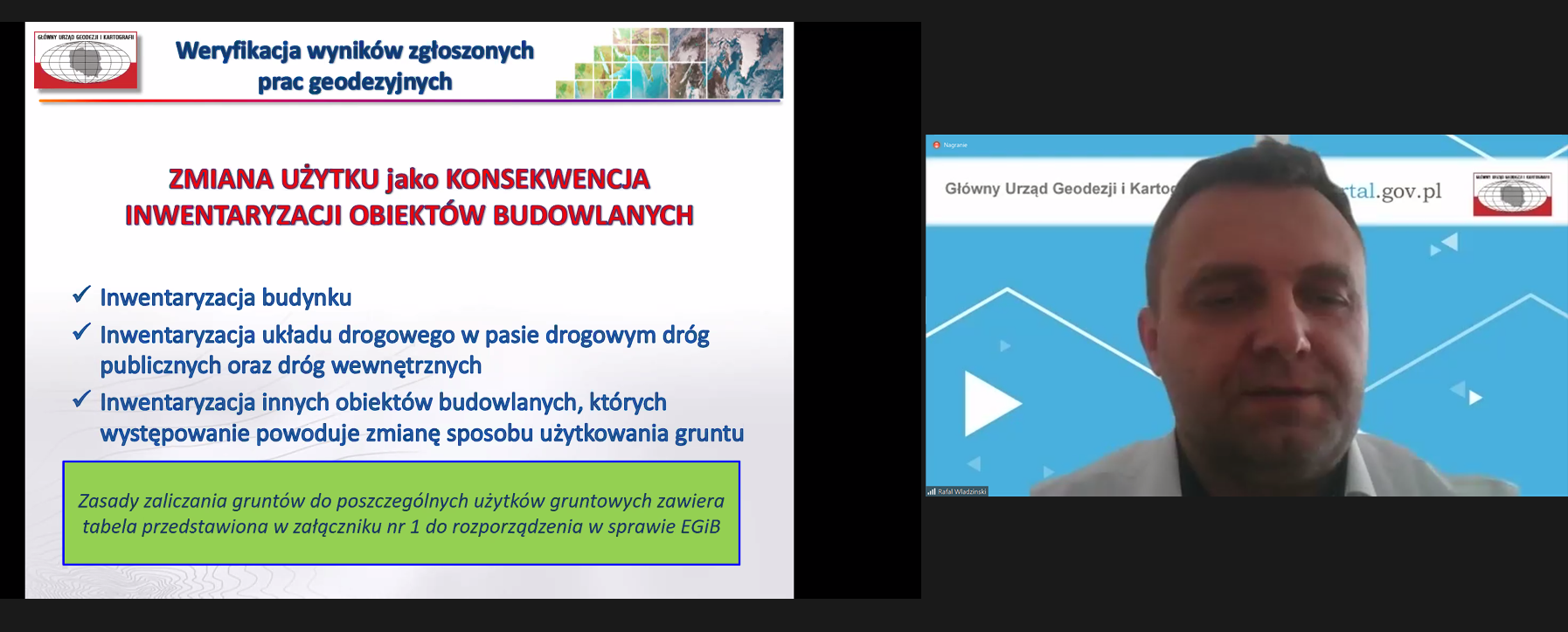 Zrzut ekranu z programu ZOOM. Po lewej fragment prezentacji podczas wideokonferencji "Szkolenie dla weryfikatorów", a po prawej Dyrektor Departamentu Informacji o Nieruchomościach Rafał Władziński podczas prezentacji.