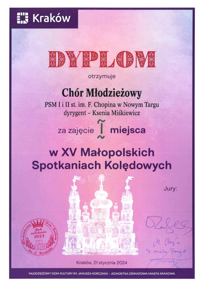 Grafika dyplomu jest w kolorze pomarańczowo-fioletowym. W dolnej części dyplomu rycina szopki krakowskiej. W lewym górnym rogu logo miasta Kraków, poniżej na środku napis dyplom oraz dla kogo i miejsce. Dyplom I miejsca chóru młodzieżowego Państwowej Szkoły Muzycznej I i II st. im. Fryderyka Chopina w Nowym Targu pod dyrekcją Pani Kseni Miśkiewicz. Następnie pełna nazwa wydarzenia- XV Małopolskie Spotkania Kolędowe. W lewym dolnym rogu logo orhanizatora - Młodzieżowego Domu Kultury im. Janusza Korczaka w Krakowie. Prawy dolny róg wypełniony jest czterema podpisami jurorów.