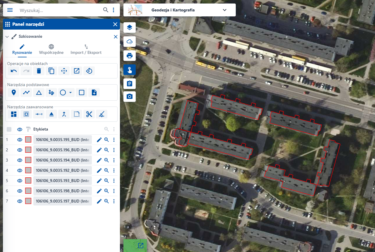 Zrzut ekranu przedstawia otwarte narzędzie „Szkicowanie”. Na mapie widoczne są wszystkie naszkicowane obiekty, a w panelu obiektów ikony oka oznaczają włączoną widoczność.