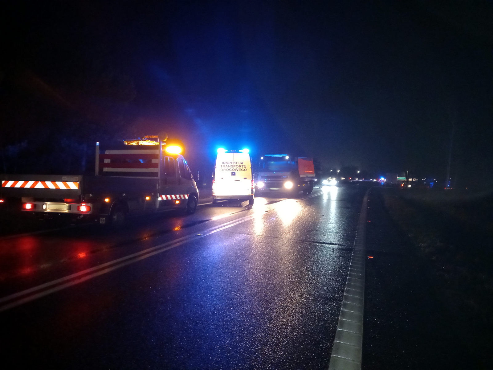 Dane pobrane z tachografów i kart kierowców ciężarówek uszkodzonych w Jacentowie zabezpieczyli inspektorzy z WITD w Kielcach
