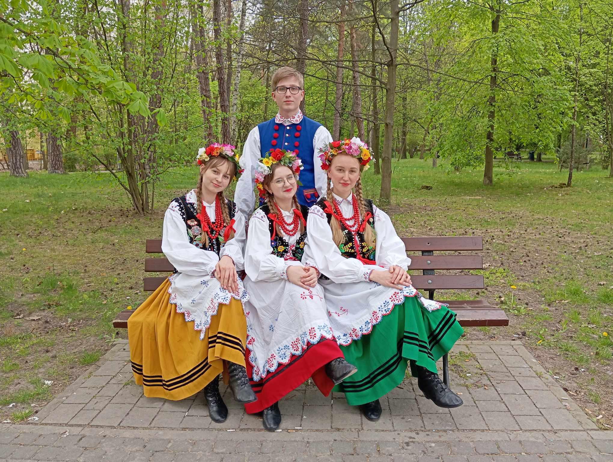 V Ogólnopolski Konkurs Folklorystyczny-Inspiracje folklorystyczne w muzyce artystycznej. Uczniowie biorący udział w konkursie w strojach ludowych.