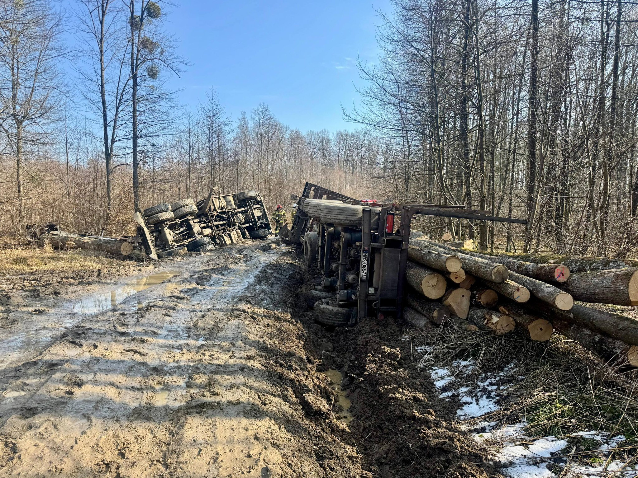 Przewrócony samochód z drewnem – gm. Wilczęta