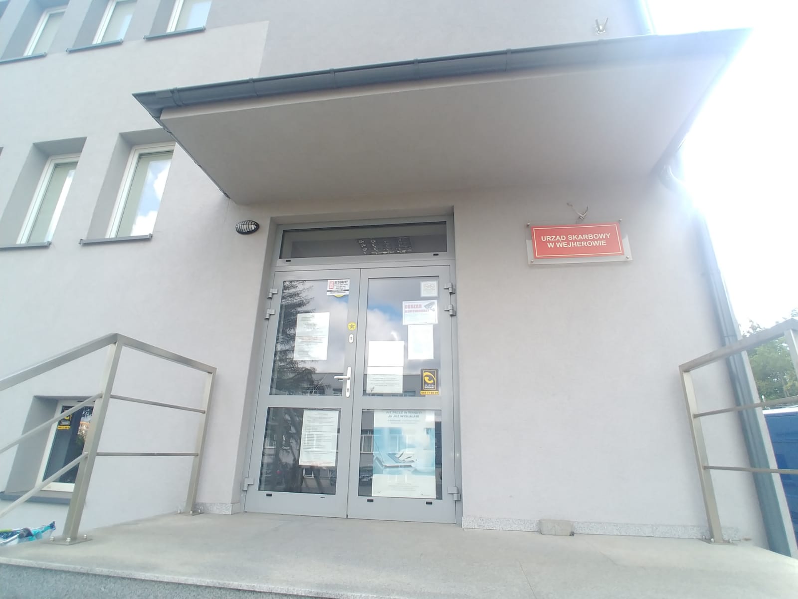 Wejście do budynku Urzędu Skarbowego w Wejherowie