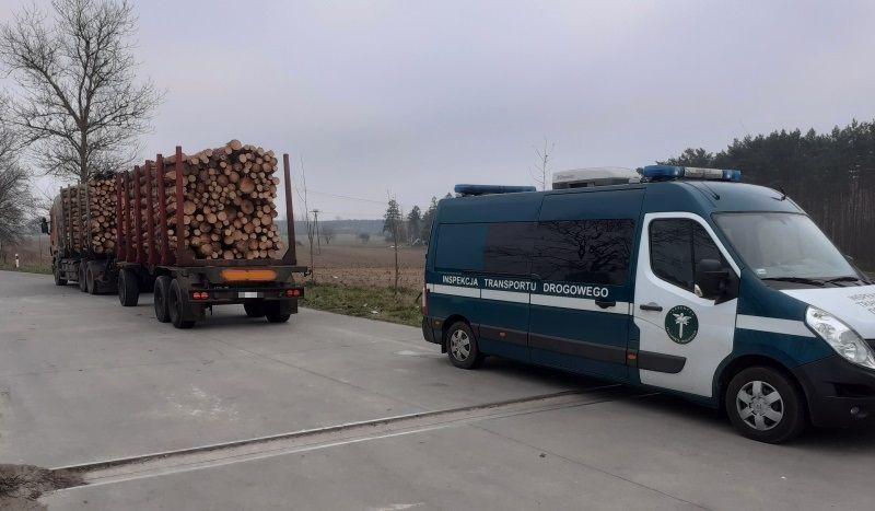 Ciężarówka z drewnem i radiowóz ITD.