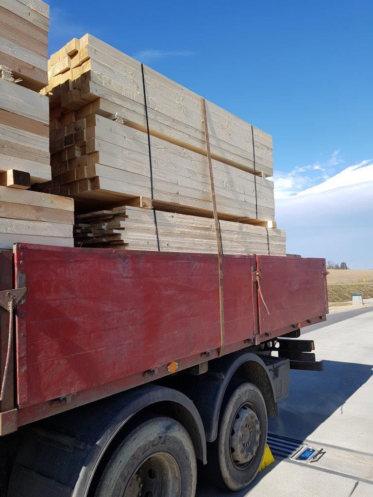 Przewożone drewno było zabezpieczone tylko dwoma pasami