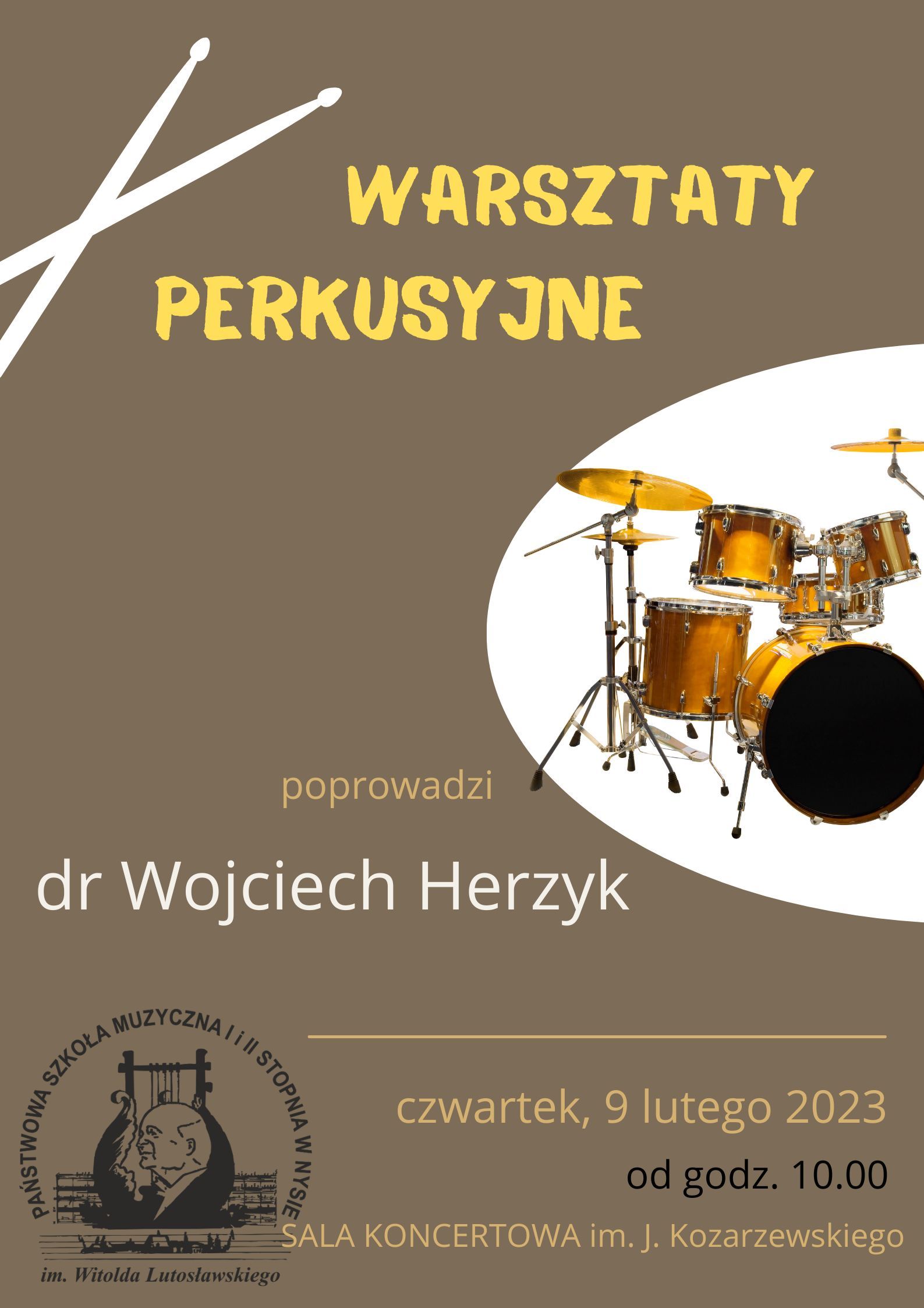 Grafika - afisz. Tło brązowe z graficznymi elementami przedstawiającymi pałeczki perkusyjne i zestaw perkusyjny. Na górze napis: WARSZTATY PERKUSYJNE. W dolnej części napis: poprowadzi dr Wojciech Herzyk. na samym dole w lewym rogu logo PSM Nysa, obok napis określający datę i miejsce imprezy: środa, 9 lutego 2023 od godziny 10.00 Sala Koncertowa im. jerzego Kozarzewskiego.