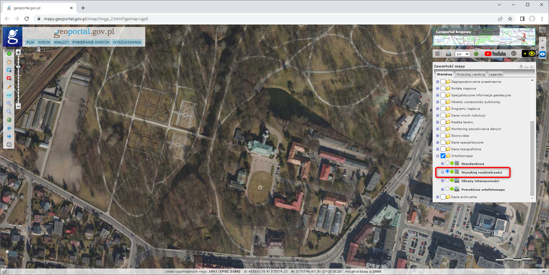 Ilustracja przedstawia zrzut ekranu z serwisu www.geoportal.gov.pl przedstawiający fragment miasta Skierniewice w usłudze Ortofotomapa Wysokiej Rozdzielczości