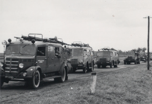 Zdjęcie przedstawia przegrupowanie pożarniczego związku taktycznego do miejsca ćwiczeń.