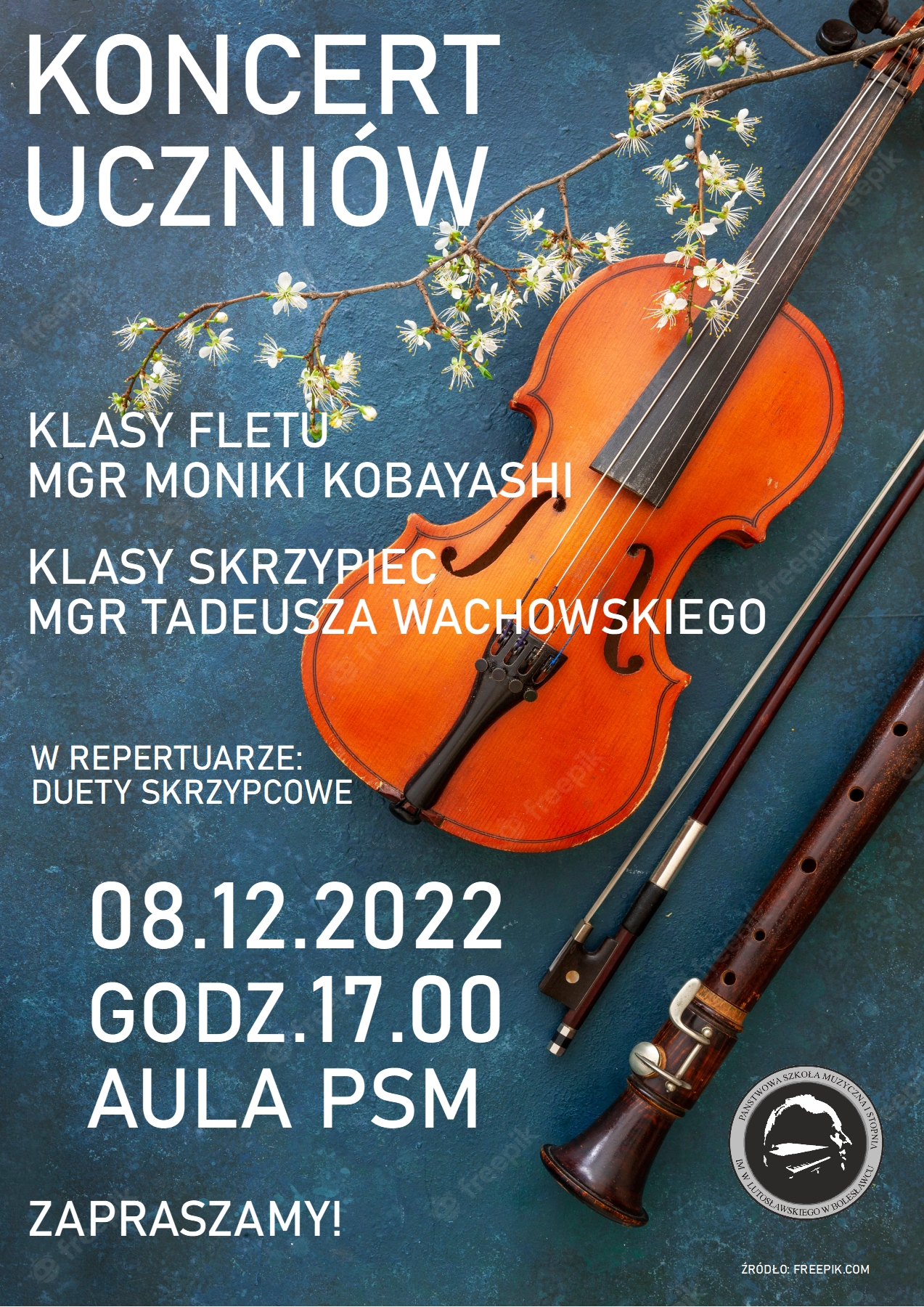 Zdjęcie przedstawiające skrzypce i flet na granatowym tle z widoczną u góry gałązką drzewa. W prawym dolnym rogu logo szkoły. Napisy w białym kolorze o treści: Koncert uczniów klasy fletu mgr Moniki Kobayashi oraz klasy skrzypiec mgr Tadeusza Wachowskiego - w repertuarze duety skrzypcowe. Koncert odbędzie się w dniu 08.12.2022 r. o godz. 17.00 w auli szkoły.