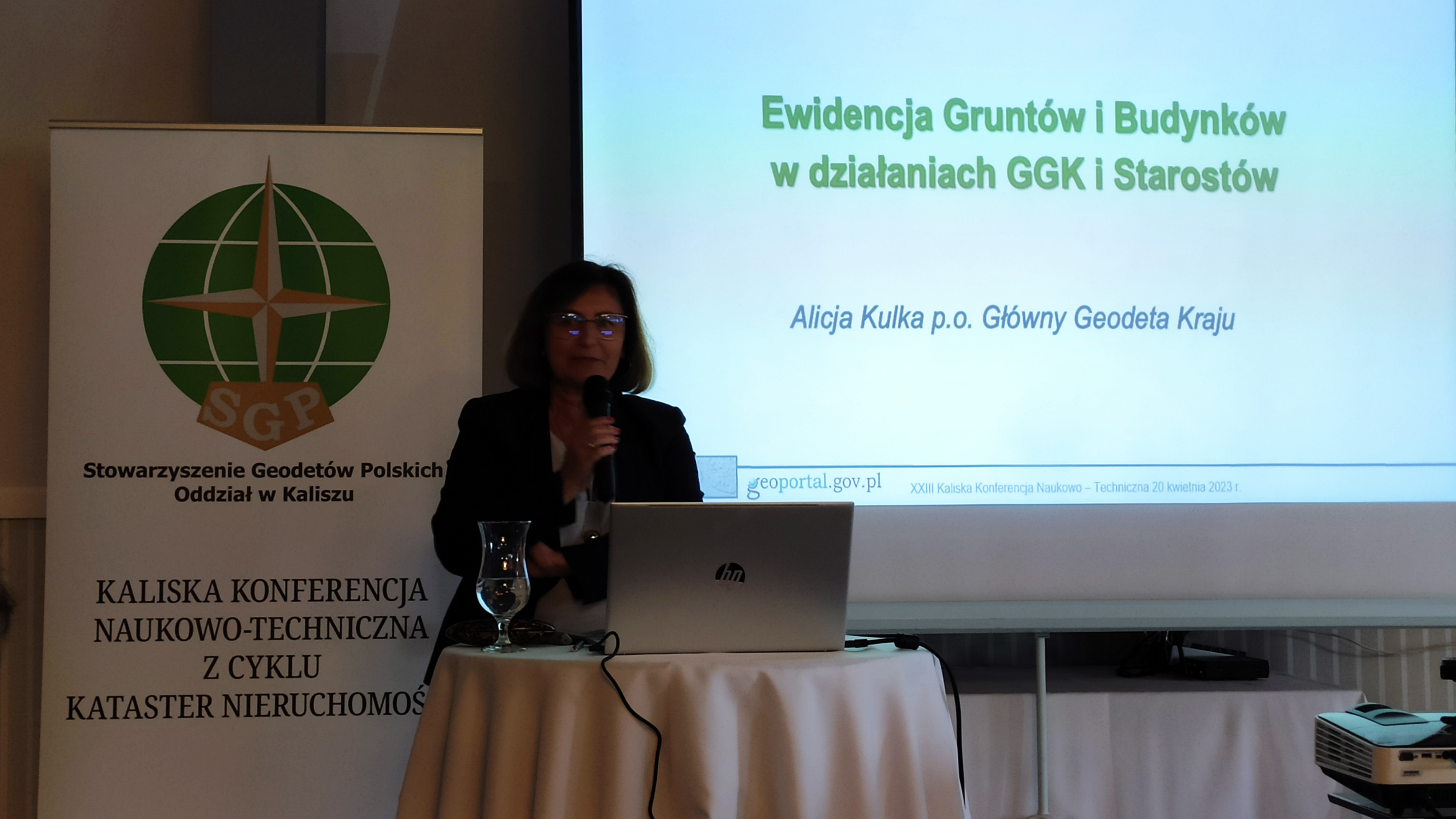 Zdjęcie przedstawia p.o. Głównego Geodetę Kraju Alicję Kulkę podczas konferencji