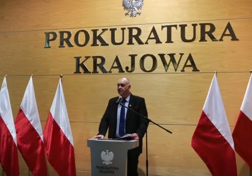 Prokurator Krajowy Bogdan Święczkowski przy mównicy podczas uroczystego odsłonięcia tablicy upamiętniającej prokuratorów poległych w czasie II Wojny Światowej