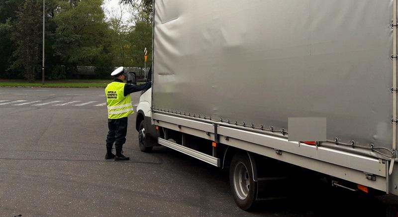 Kontrola trzeźwości, inspektor obok kabiny busa