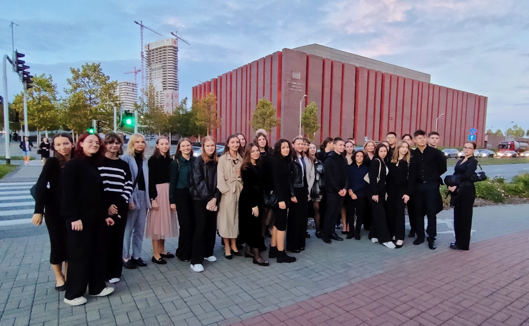 Uczniowie szkoły, na wycieczce do NOSPR w Katowicach. W tle budynek NOSPR.