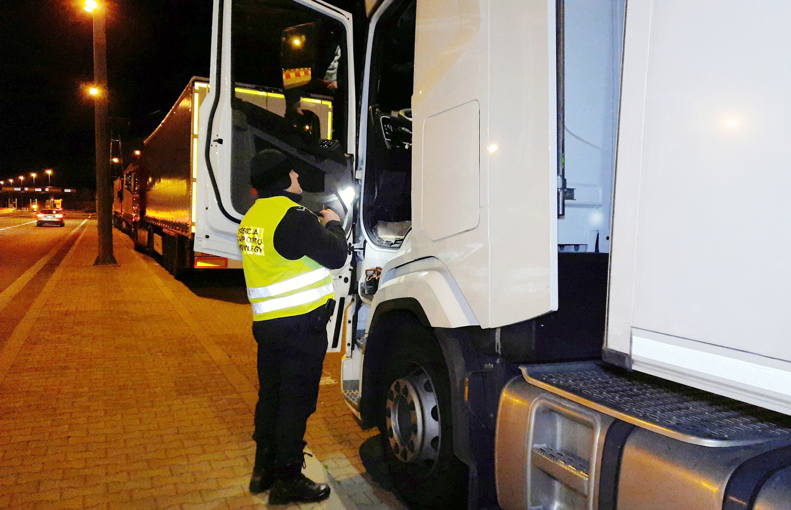 Kontrola ciężarówki zatrzymanej przez inspektorów ITD z oddziału w Koninie
