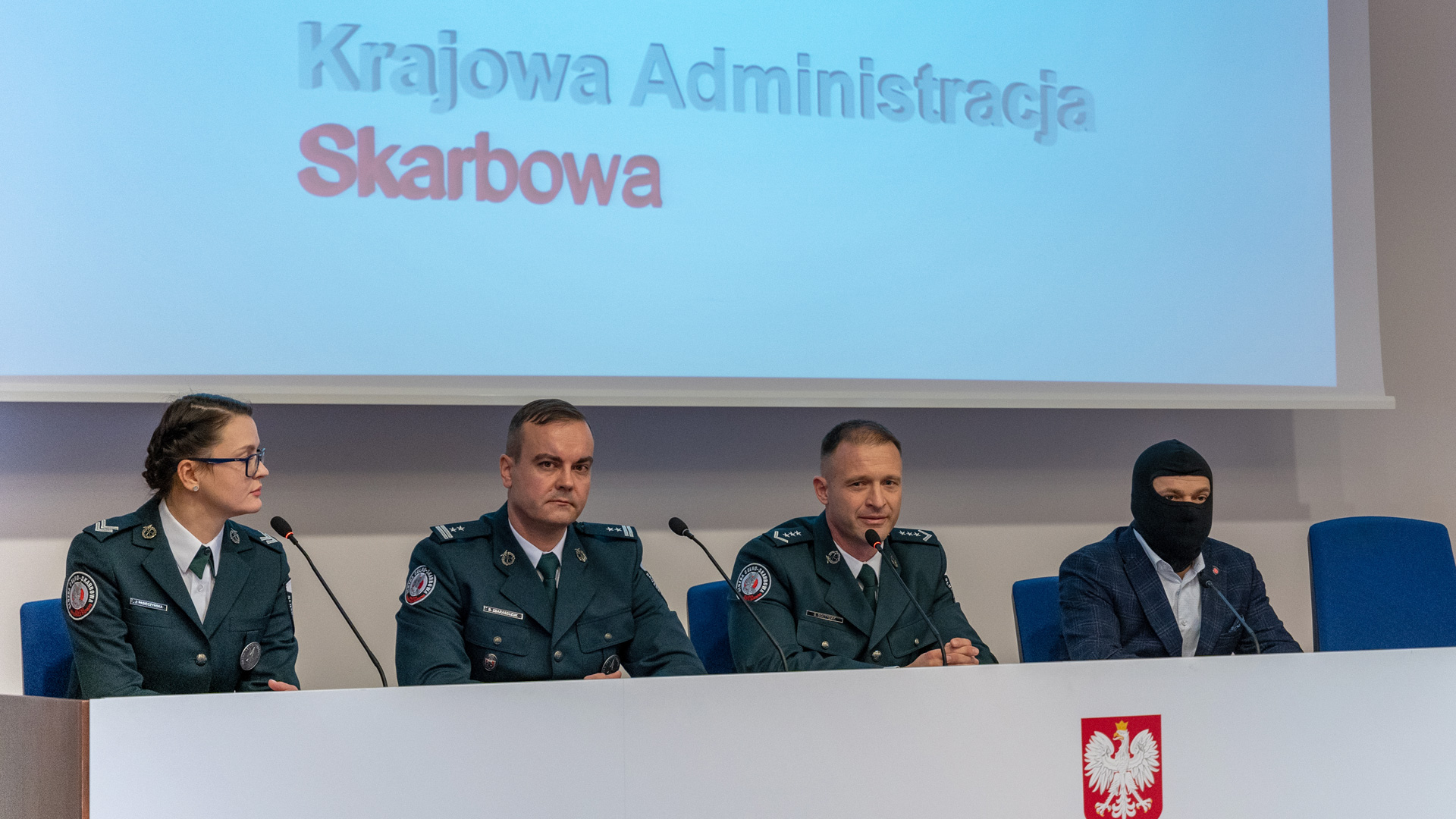 Uczestnicy spotkania prasowego z udziałem szefa KAS Bartosza Zbaraszczuka.