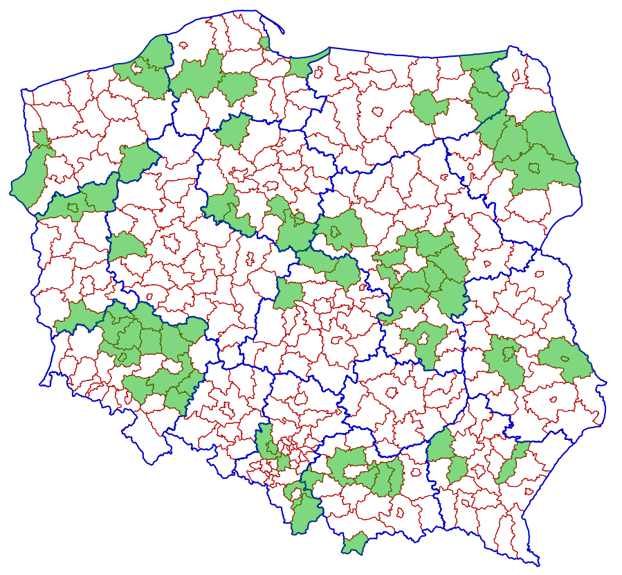 Ilustracja przedstawiająca mapę polski zawierającą granice administracyjne województw i powiatów. Kolorem zielonym zostały zaznaczone powiaty, które uruchomiły odbieranie zawiadomień elektronicznych o zmianach w Księgach Wieczystych.