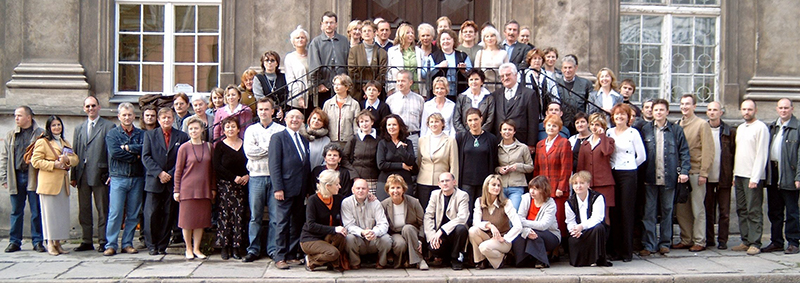 Zdjęcie wykonane z okazji Jubileuszu 60-lecia istnienia Szkoły przedstawia ówczesnych członków Rady Pedagogicznej