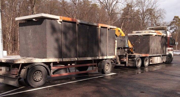 Przeładowana ciężarówka przewoziła szamba betonowe.