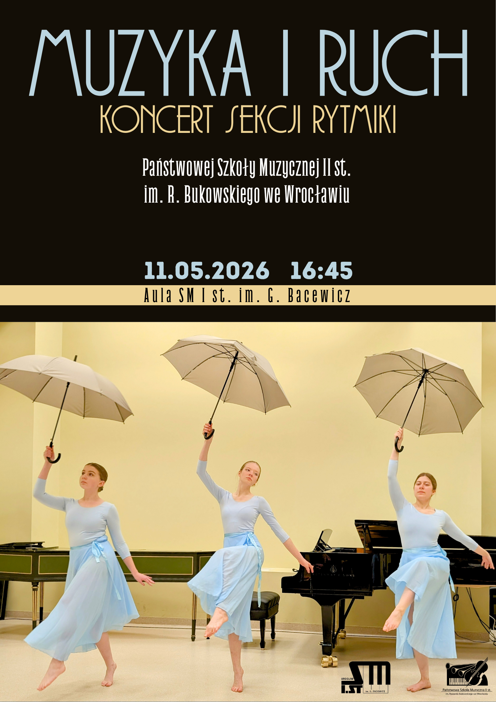 Na górze na czarnym tle kolorowy tekst "Muzyka i Ruch; Koncert sekcji rytmiki Państwowej Szkoły Muzycznej II st. im. R. Bukowskiego we Wrocławiu, 11 maja 2026 godz. 16.45, aula SM". Poniżej zdjęcie przedstawiające 3 kobiety ubrane w niebieskie sukienki, trzymające beżowe parasolki w rękach. Za nimi czarny fortepian o zielony klawesyn.