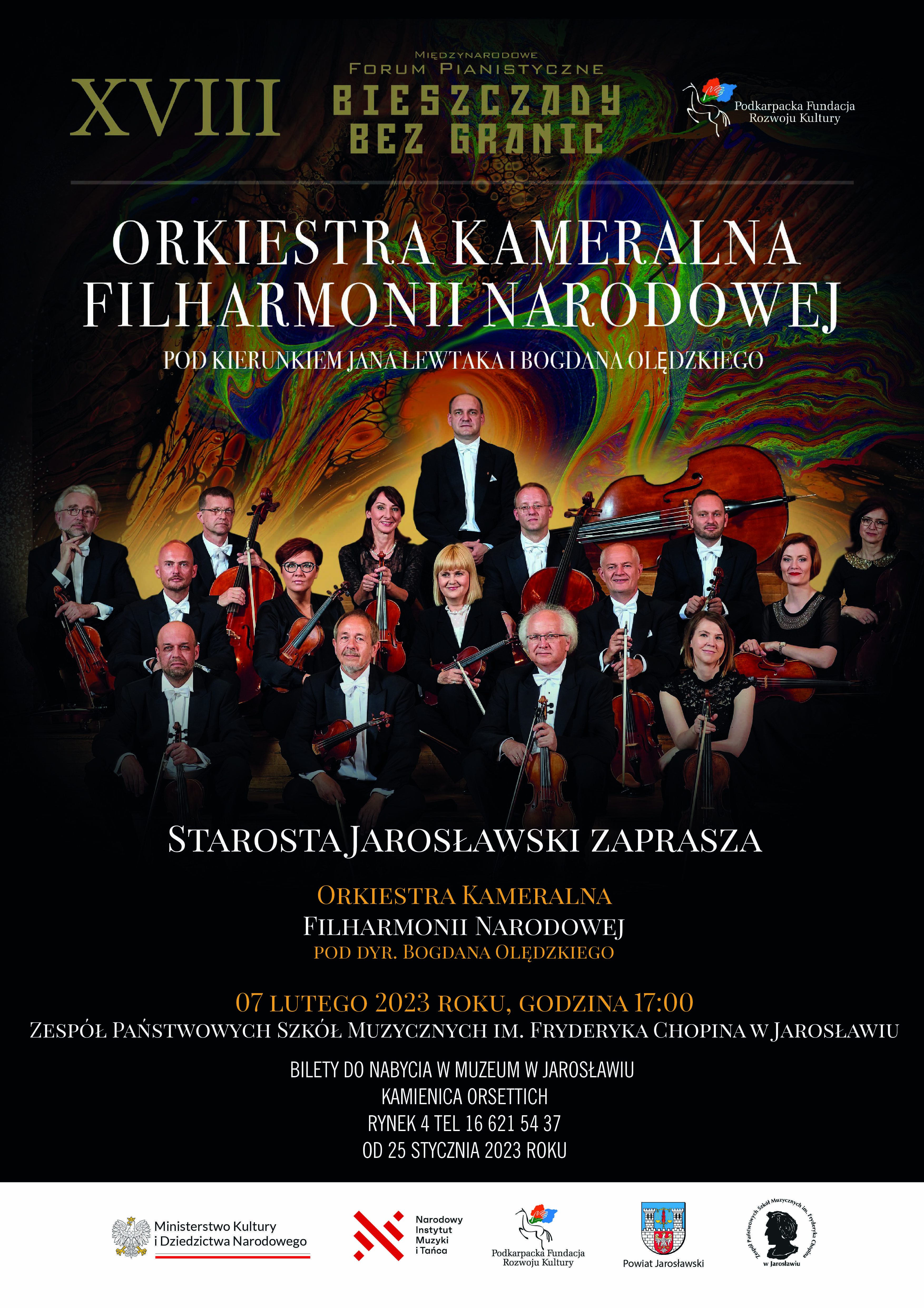 Plakat na czarnym tle oparty na zdjęciu Orkiestry Kameralnej Filharmonii Narodowej pod kierunkiem dyr. Bogdana Olędzkiego. Na dole białymi literami szczegółowe informacje, na białym logo MKiDN oraz Narodowego Instytutu Muzyki i Tańca. Poniżej logotypy Podkarpackiej Fundacji Rozwoju Kultury, Powiatu Jarosławskiego oraz ZPSM im. F. Chopina w Jarosławiu Plakat reklamowy koncertu przeprowadzanego w ramach XVIII Międzynarodowego Forum Pianistycznego „Bieszczady bez granic” - 7 lutego 2023 r.