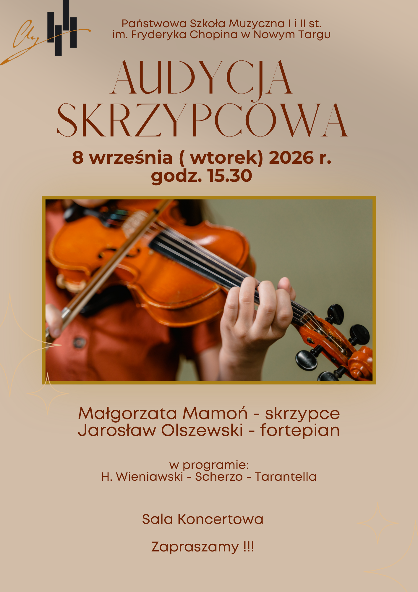 W centralnej części znajduje się duże zdjęcie ujęte w cienką, złotą ramkę. Przedstawia ono dłonie muzyka grającego na skrzypcach – zbliżenie skupia się na drewnianym korpusie instrumentu, smyczku opartym o struny oraz palcach lewej dłoni na gryfie. W lewym górnym rogu plakatu widnieje drobne logo szkoly muzycznej.Treść plakatu Organizator: Państwowa Szkoła Muzyczna I i II st. im. Fryderyka Chopina w Nowym Targu Tytuł wydarzenia: AUDYCJA SKRZYPCOWA Data i godzina: 8 września (wtorek) 2026 r., godz. 15.30 Wykonawcy: Małgorzata Mamoń – skrzypce Jarosław Olszewski – fortepian Program: H. Wieniawski – Scherzo-Tarantella Miejsce: Sala Koncertowa