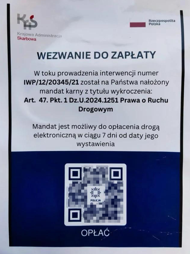 Ulotka „Wezwanie do zapłaty”, zawierająca logotypy instytucji publicznych, treść o nałożeniu mandatu z podanym numerem sprawy oraz kod QR umieszczony nad przyciskiem „Opłać”.