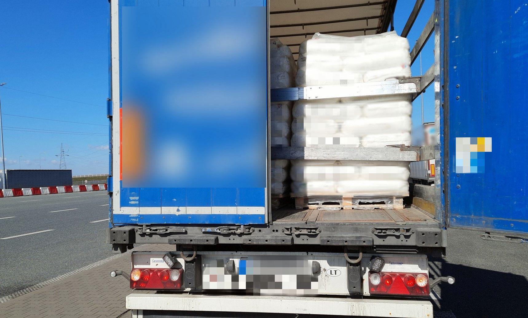 Naczepa z niezabezpieczonym ładunkiem przed zmianą miejsca położenia podczas jazdy.