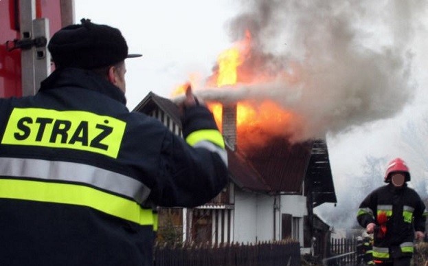 Pożar dachu będący skutkiem pożaru sadzy. Źródło: www.kotly.pl