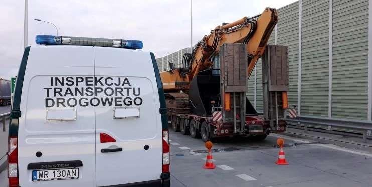 Ciężarówkę przewożącą koparkę zatrzymał patrol ITD z Radomia koło Szydłowca.