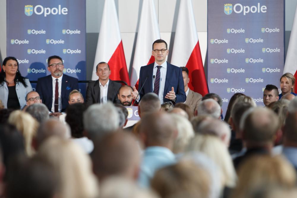 Premier Mateusz Morawiecki podczas przemówienia w Opolu.