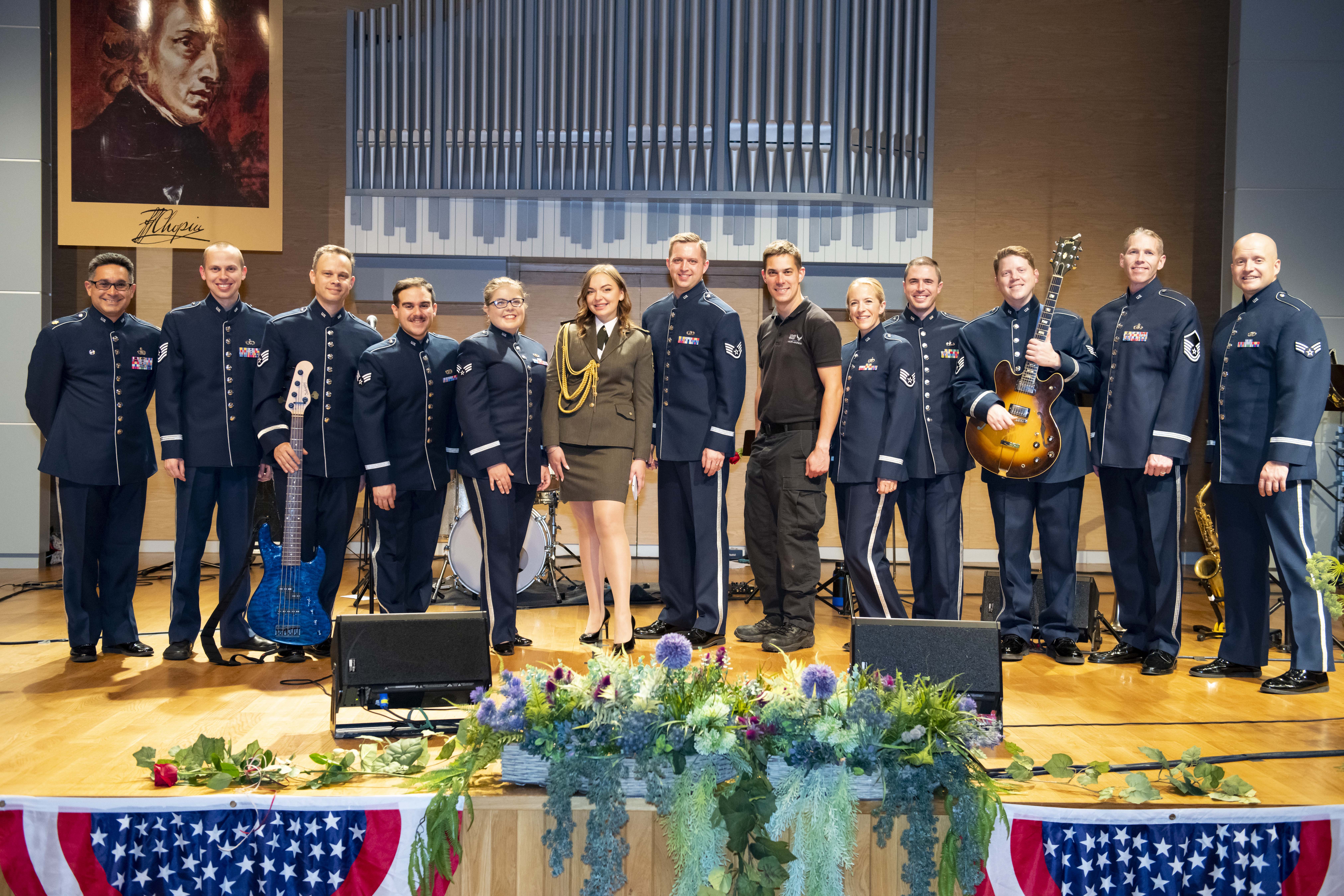 Zespół Rockowy Ambasadorów Sił Powietrznych Stanów Zjednoczonych w Europie występuje w Zespole Państwowych Szkół Muzycznych im. F. Chopina w Jarosławiu, Polska, 18 października 2022 r. Poprzez muzykę zespół USAFE służy jako pomost do zacieśnienia więzi kulturowych i wzbogacenia partnerstwa między Stanami Zjednoczonymi a Polską. (Zdjęcie Sił Powietrznych Stanów Zjednoczonych autorstwa starszego lotnika Jennifer Zimy)
