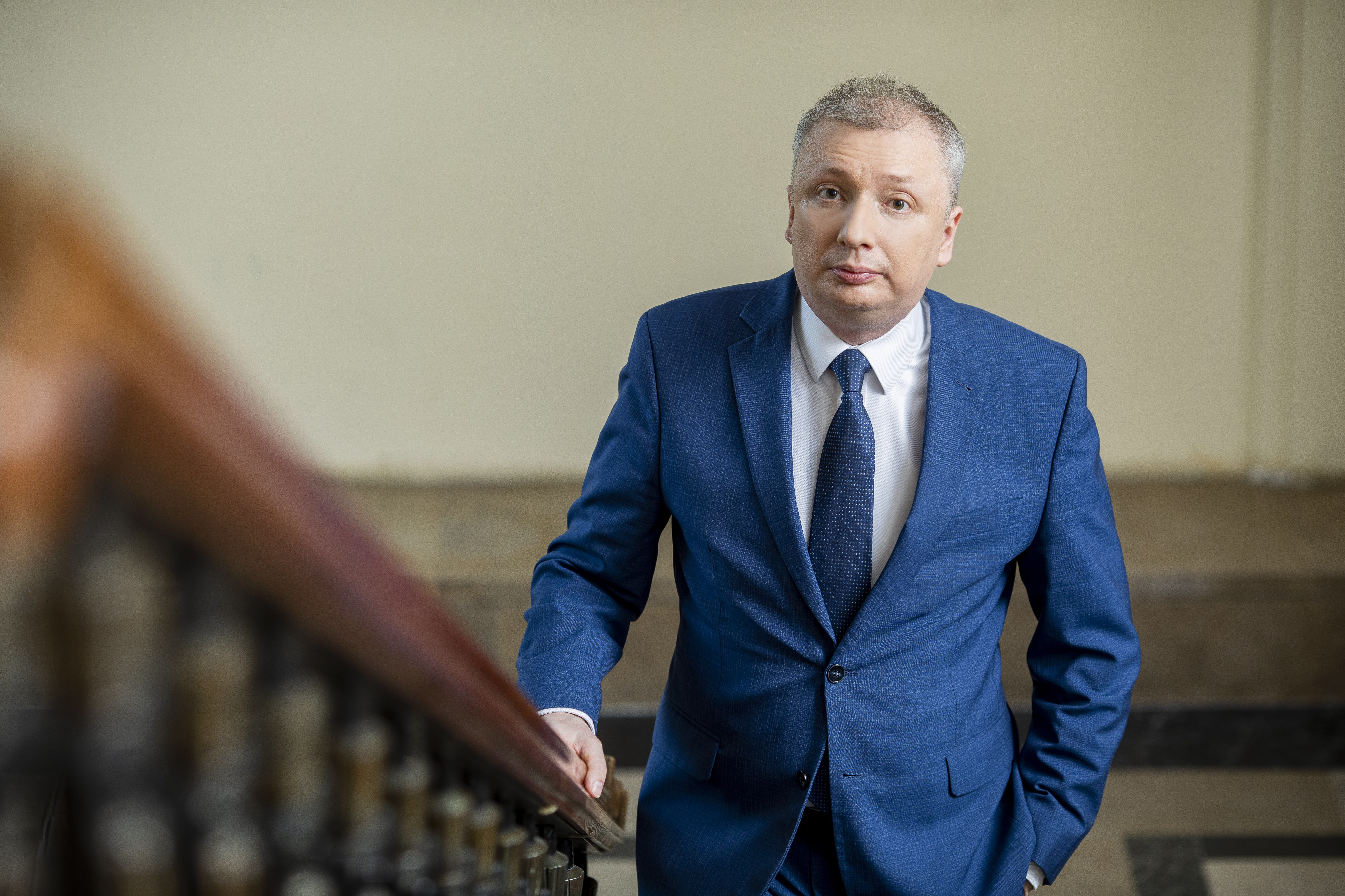 Sebastian Skuza Sekretarz Stanu, Generalny Inspektor Informacji Finansowej przy schodach